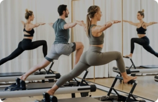 Aula de pilates para homens e mulheres